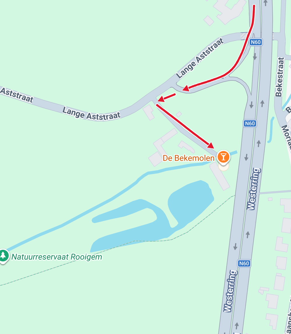 Route naar De Swingende Molen: rode pijlen vanaf de oprit via Lange Aststraat tot aan de inrit